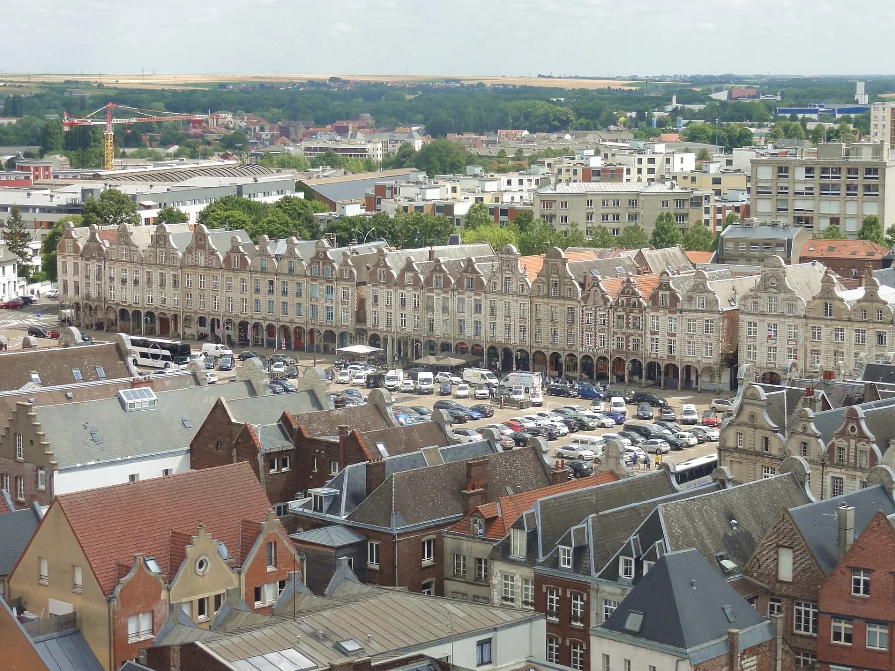Vue sur les façades et les toits de la Grand’Place d’Arras depuis le beffroi