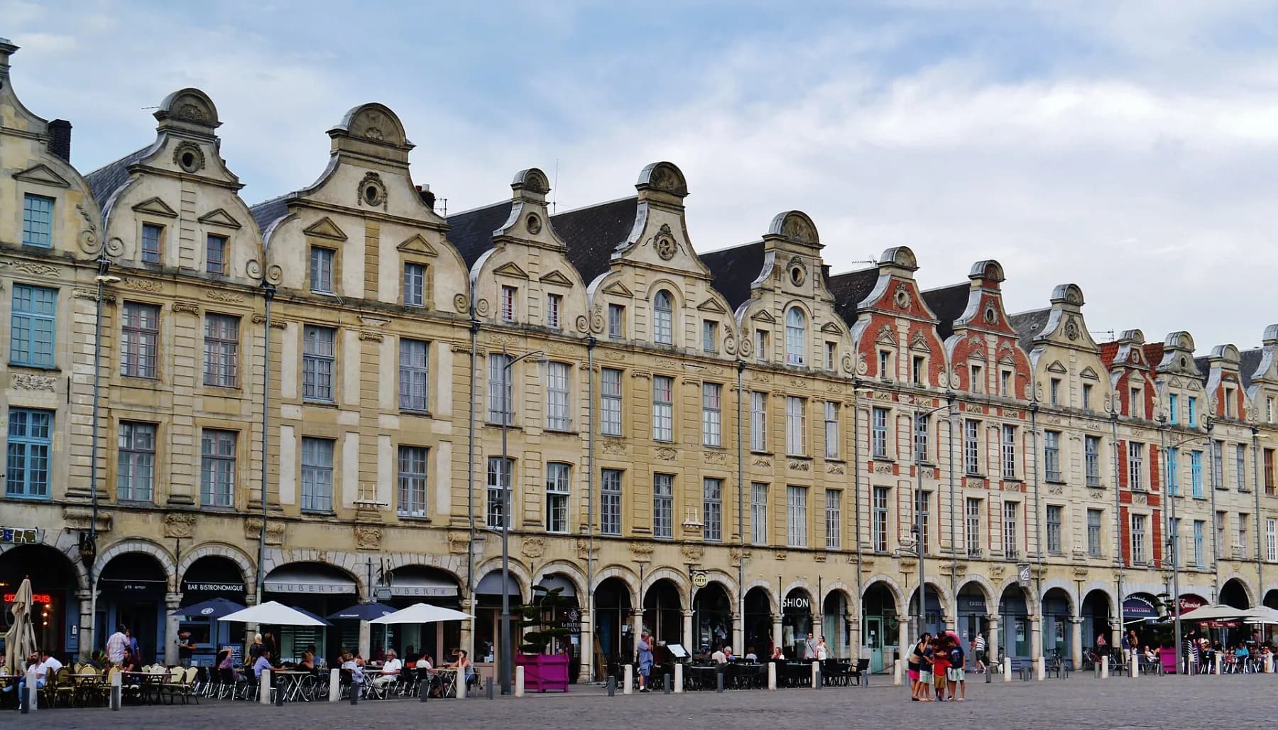 Façades historiques à pignons de la Place des Héros à Arras