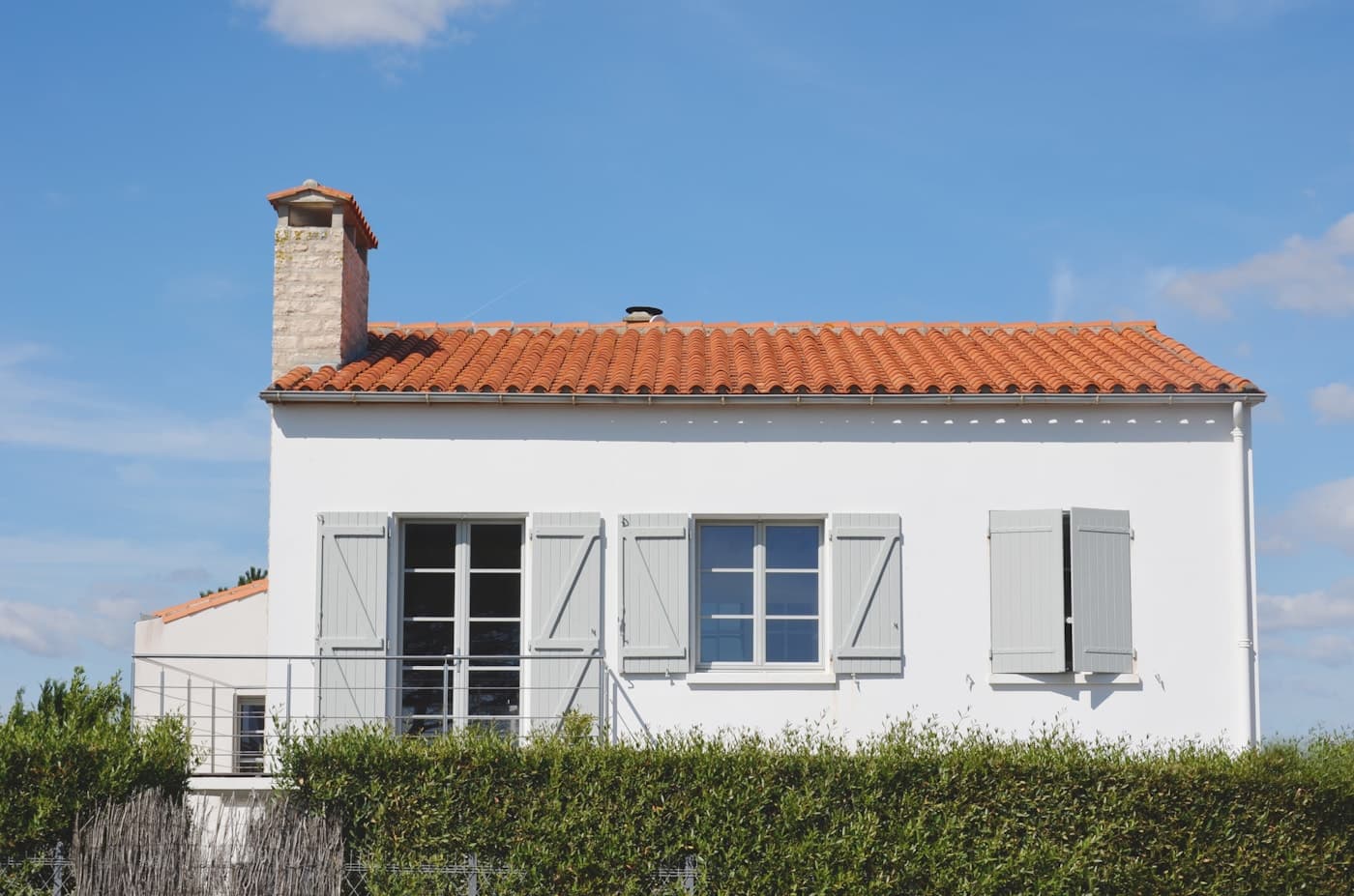 Maison claire photographiée sous un ciel bleu