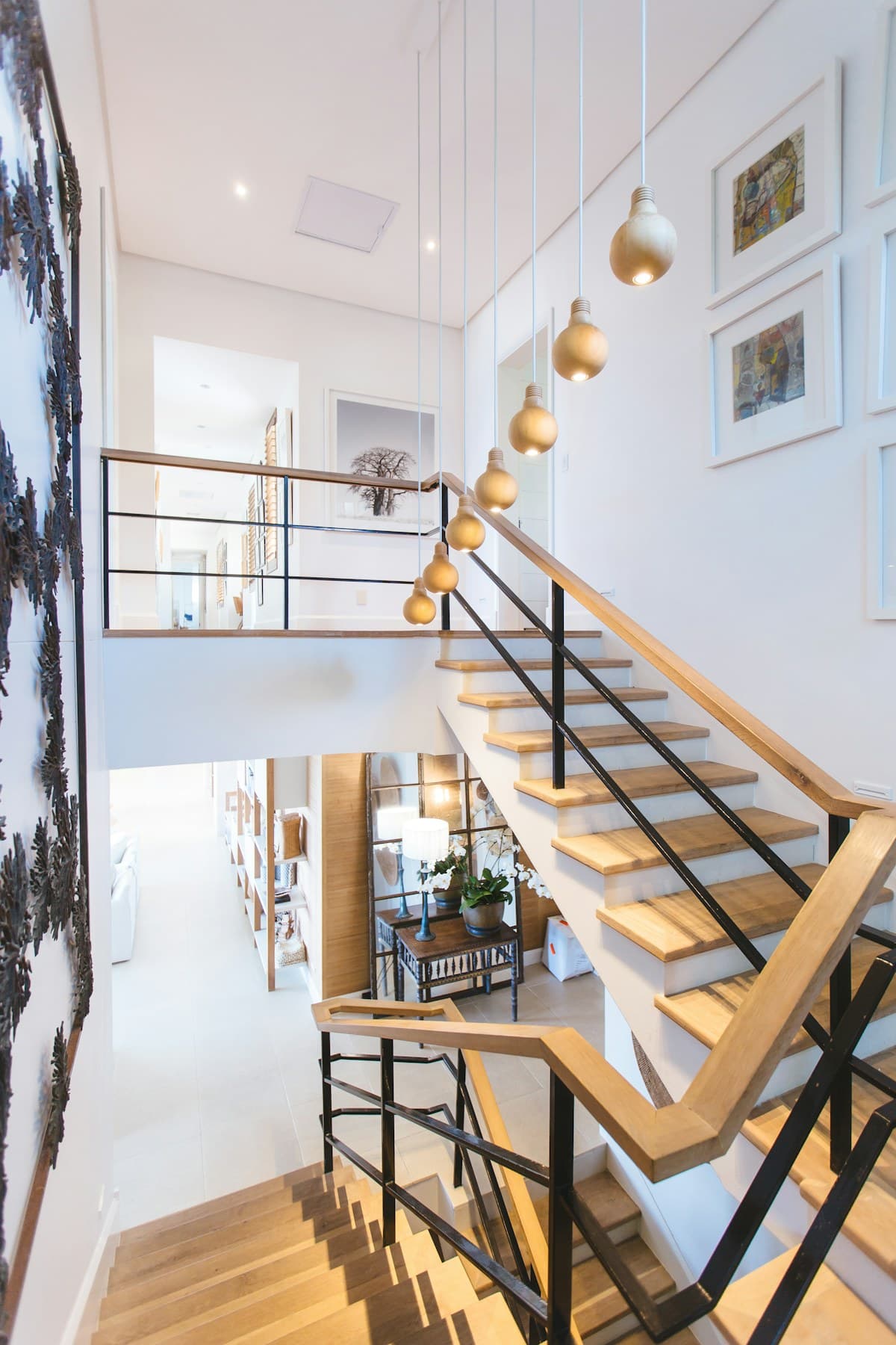 Escalier et volumes architecturaux mis en valeur par la photographie
