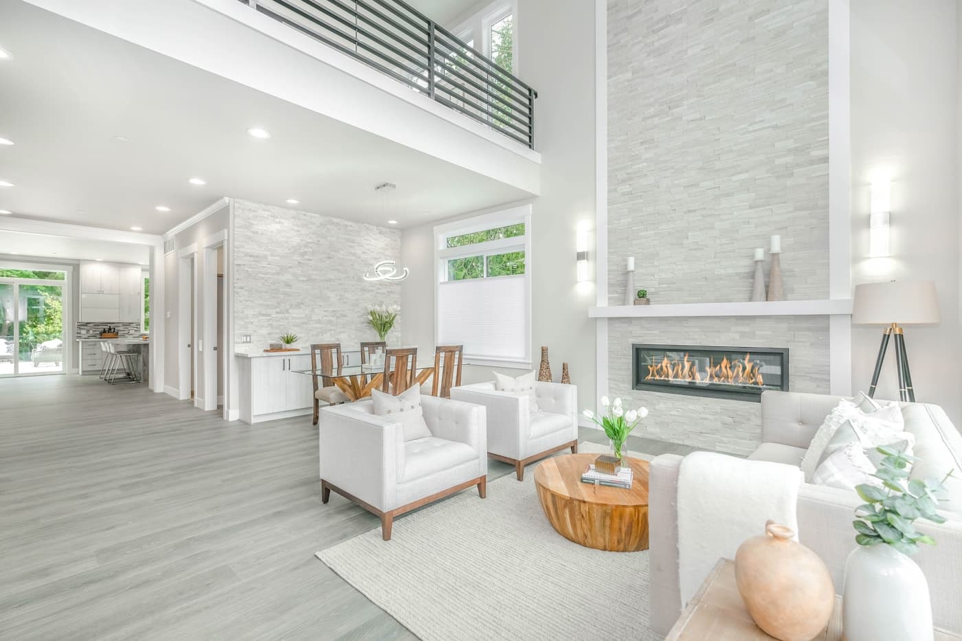 Intérieur lumineux préparé pour une présentation immobilière